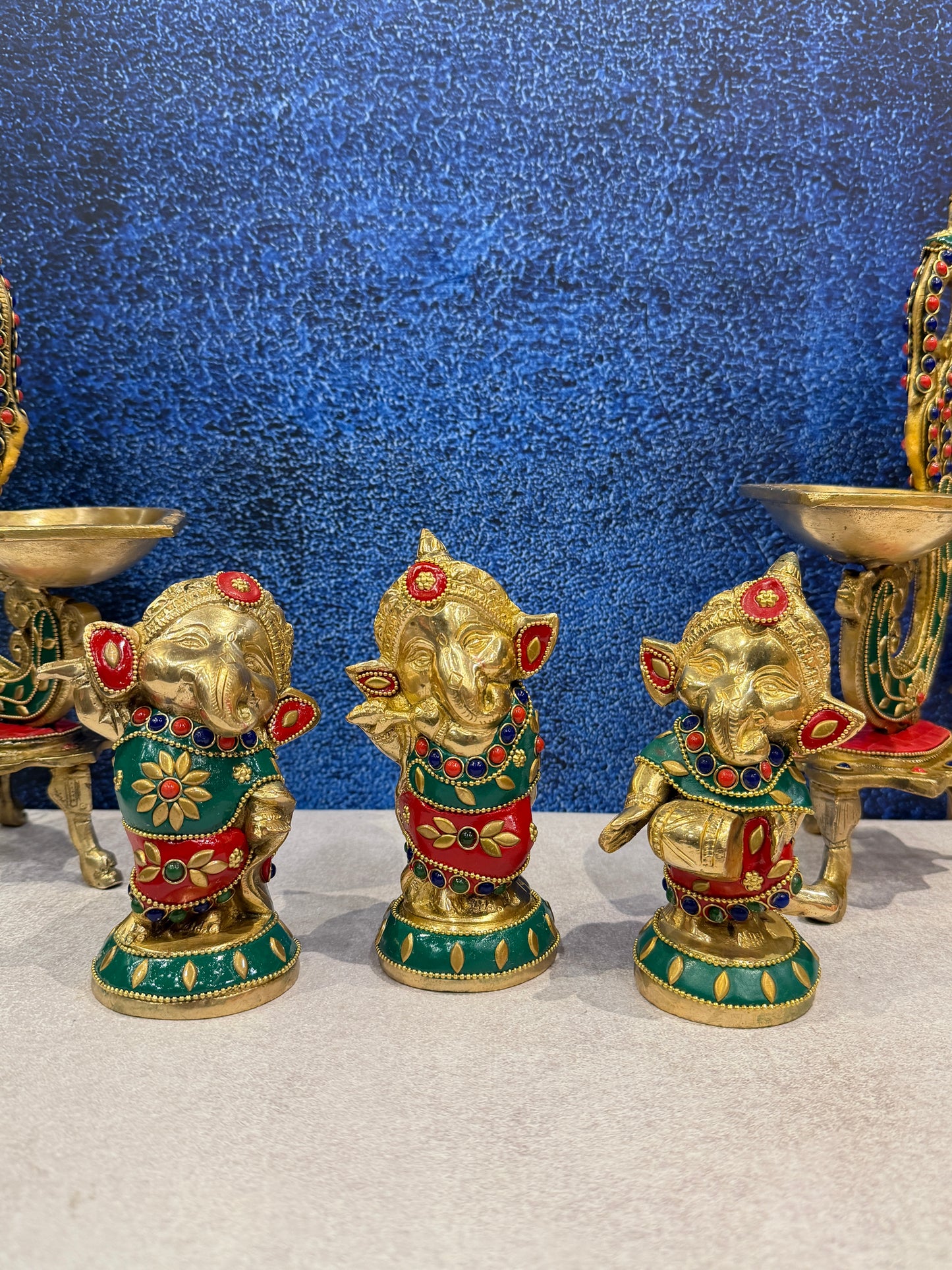 ब्रासोरा® वृंदावन वेणुगोपाल कृष्ण पीतल की प्रतिमा मोर के साथ | एंटीक नीला और सुनहरा रंग | ऊँचाई 20 इंच