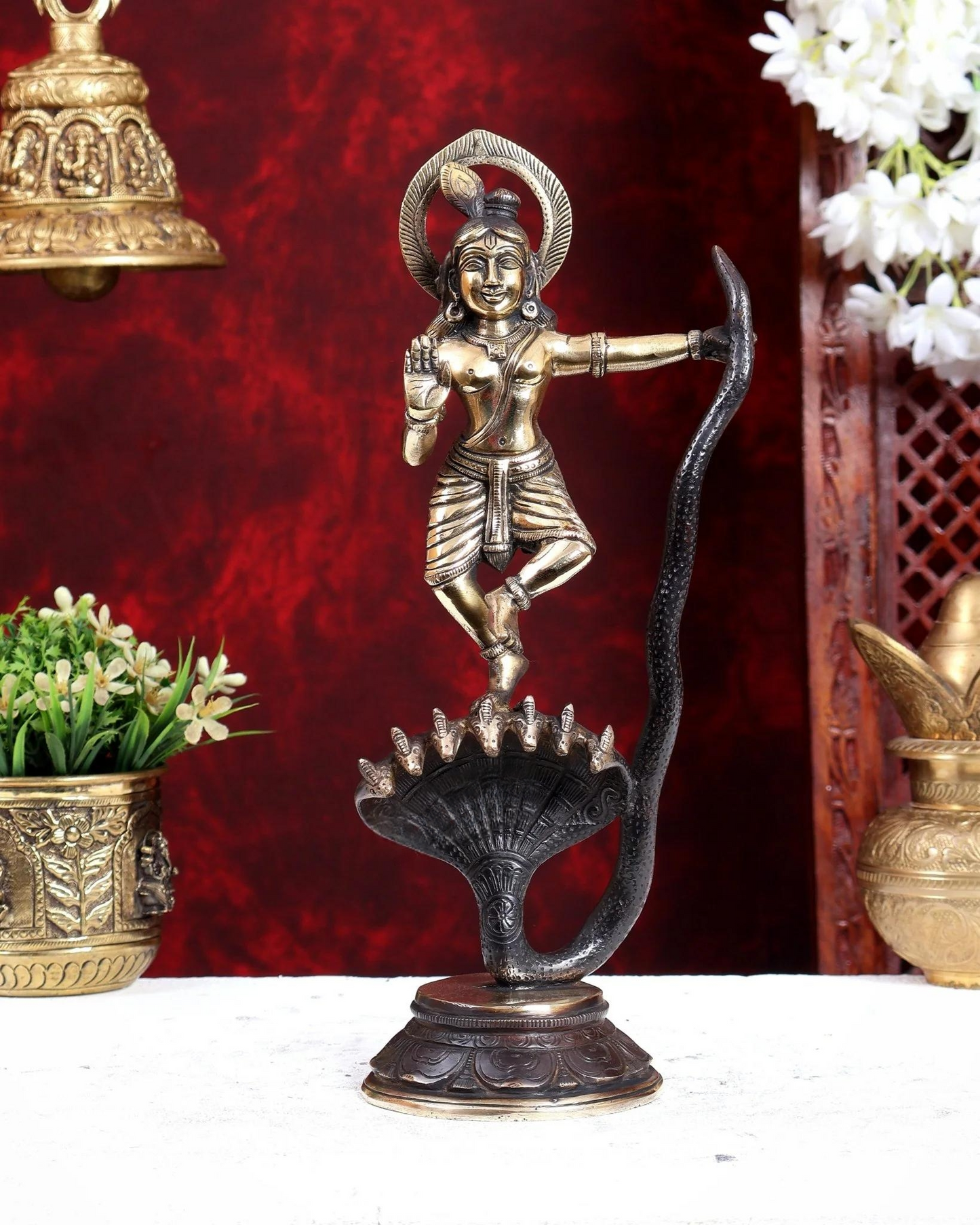 ब्रासोरा® वृंदावन वेणुगोपाल कृष्ण पीतल की प्रतिमा मोर के साथ | एंटीक नीला और सुनहरा रंग | ऊँचाई 20 इंच