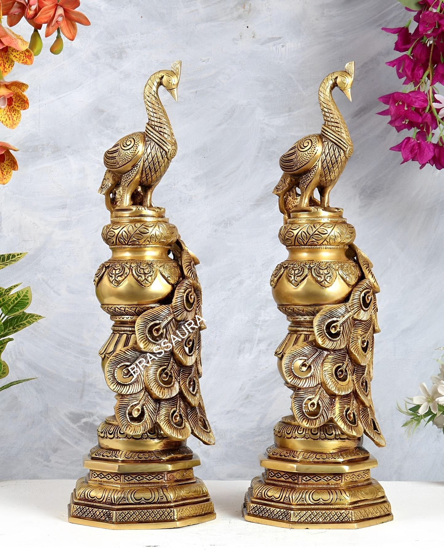 ब्रासोरा® वृंदावन वेणुगोपाल कृष्ण पीतल की प्रतिमा मोर के साथ | एंटीक नीला और सुनहरा रंग | ऊँचाई 20 इंच