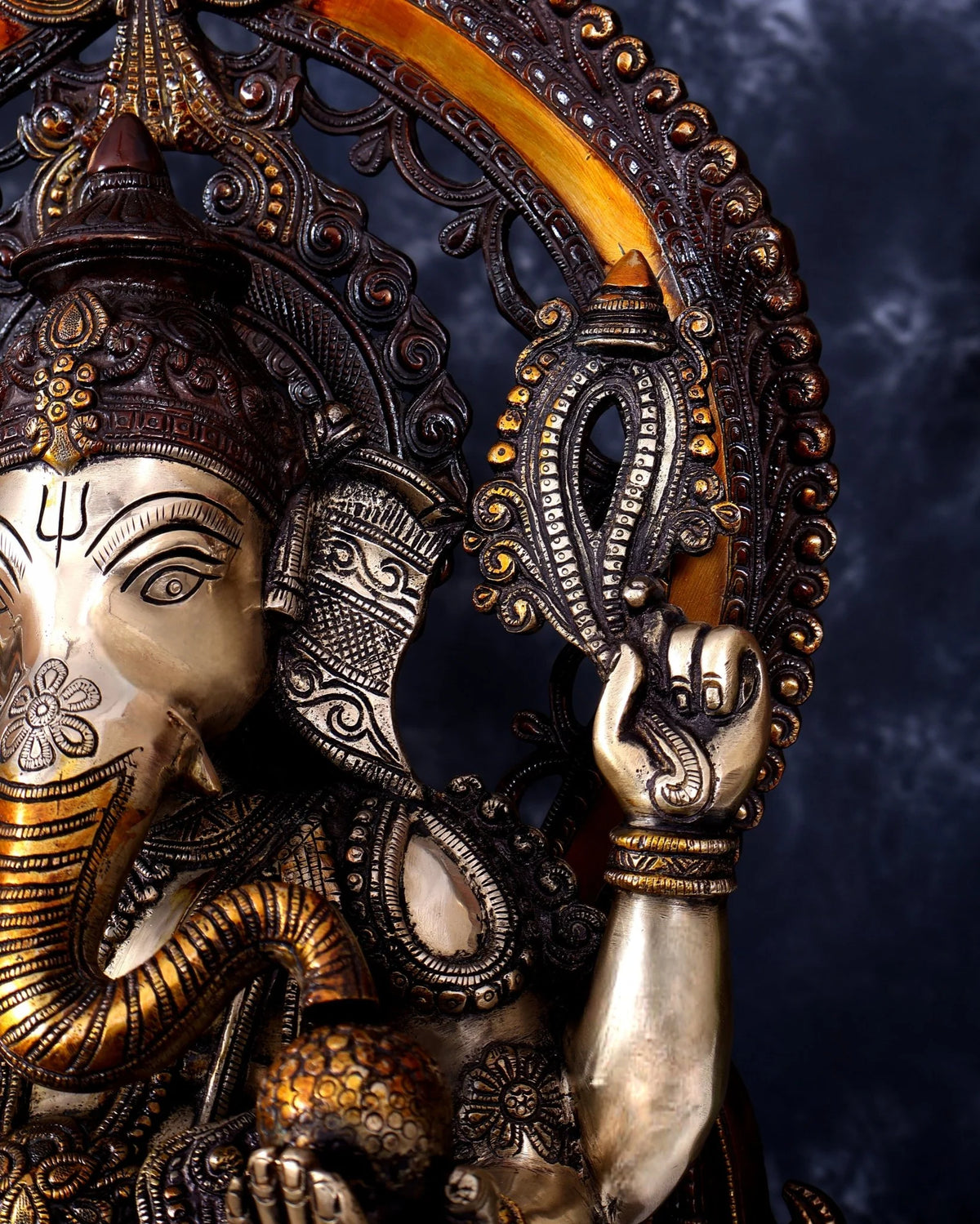 ब्रासोरा® वृंदावन वेणुगोपाल कृष्ण पीतल की प्रतिमा मोर के साथ | एंटीक नीला और सुनहरा रंग | ऊँचाई 20 इंच