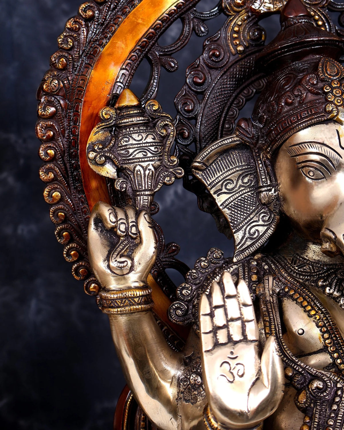 ब्रासोरा® वृंदावन वेणुगोपाल कृष्ण पीतल की प्रतिमा मोर के साथ | एंटीक नीला और सुनहरा रंग | ऊँचाई 20 इंच