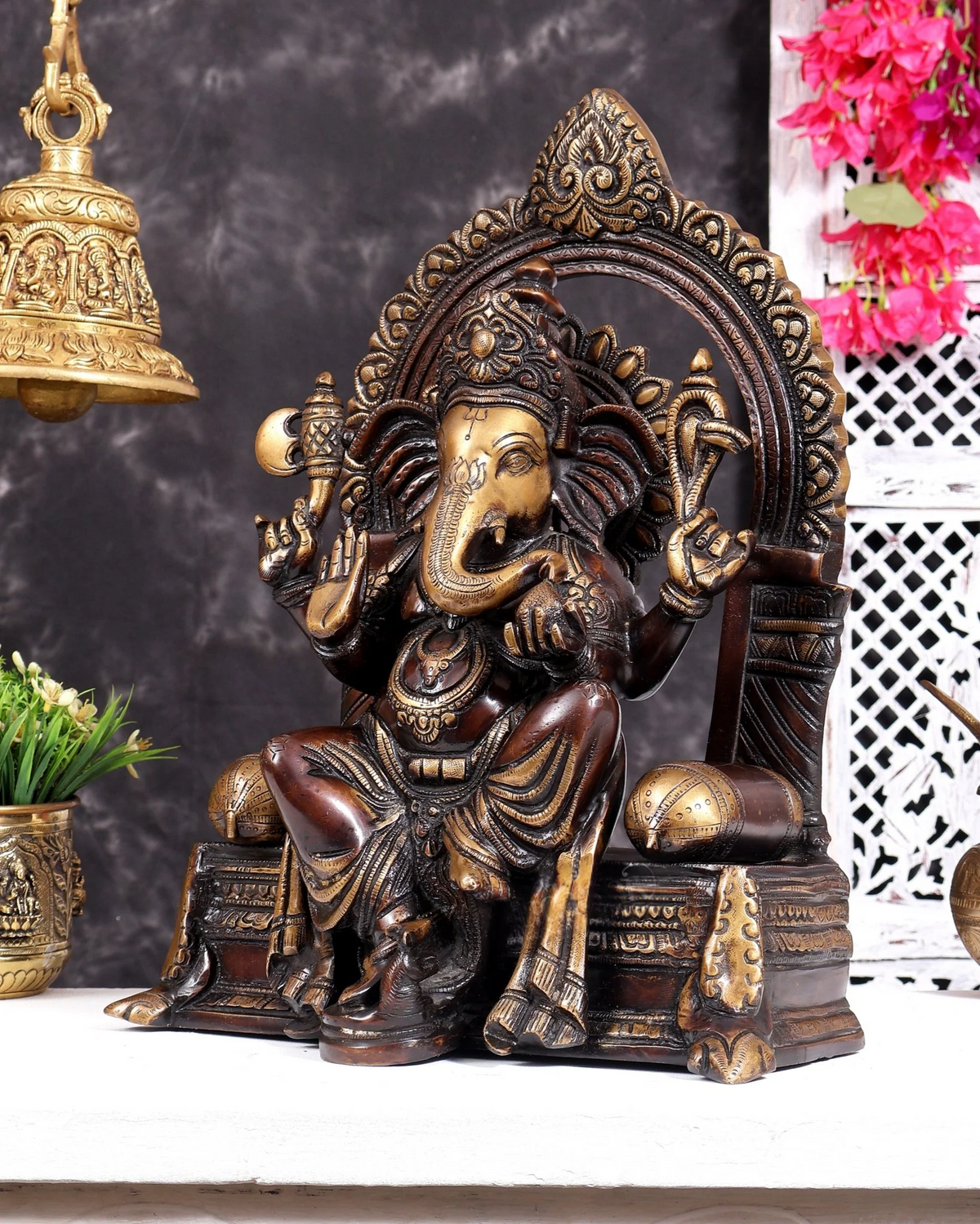 ब्रासोरा® वृंदावन वेणुगोपाल कृष्ण पीतल की प्रतिमा मोर के साथ | एंटीक नीला और सुनहरा रंग | ऊँचाई 20 इंच
