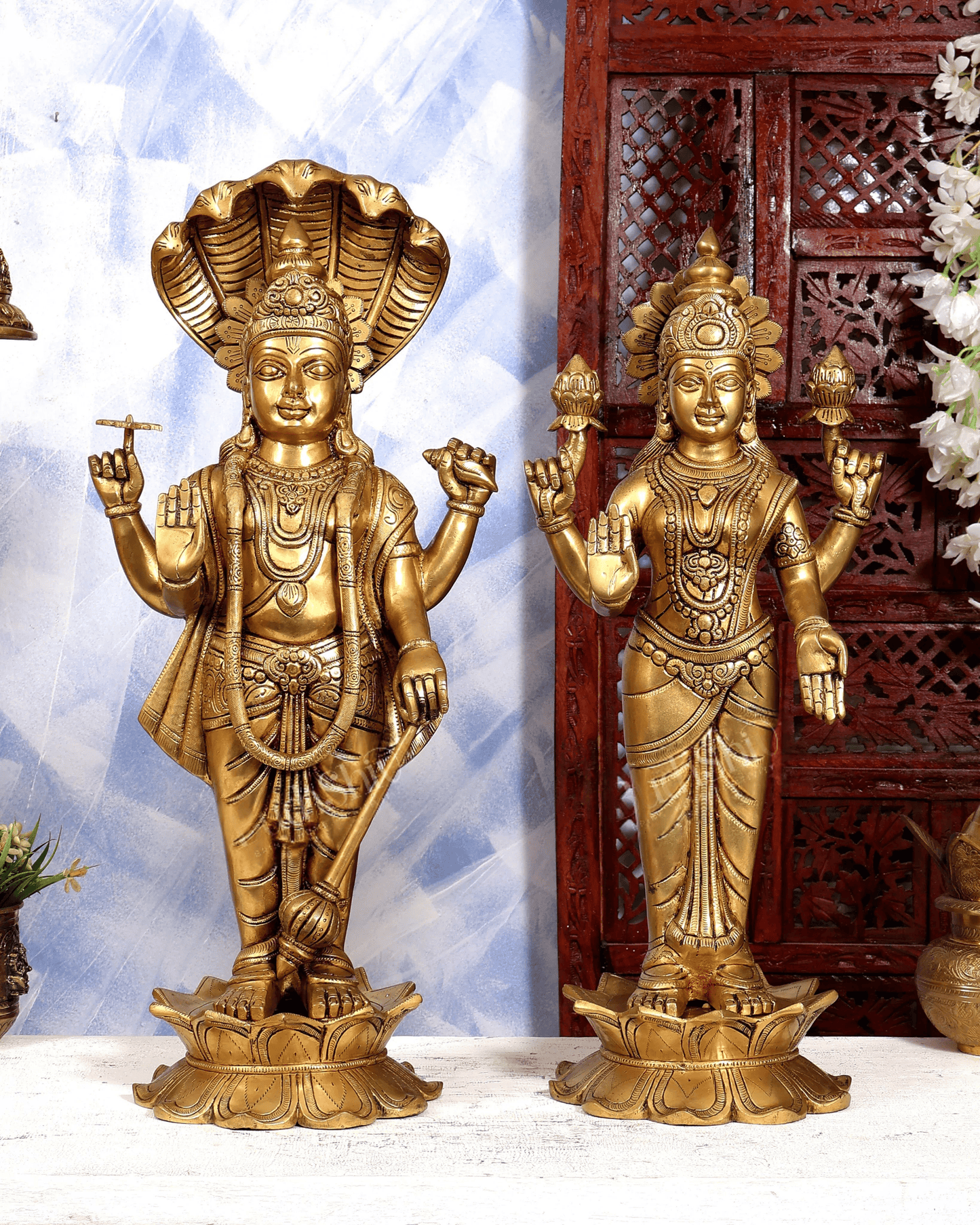 ब्रासोरा® वृंदावन वेणुगोपाल कृष्ण पीतल की प्रतिमा मोर के साथ | एंटीक नीला और सुनहरा रंग | ऊँचाई 20 इंच