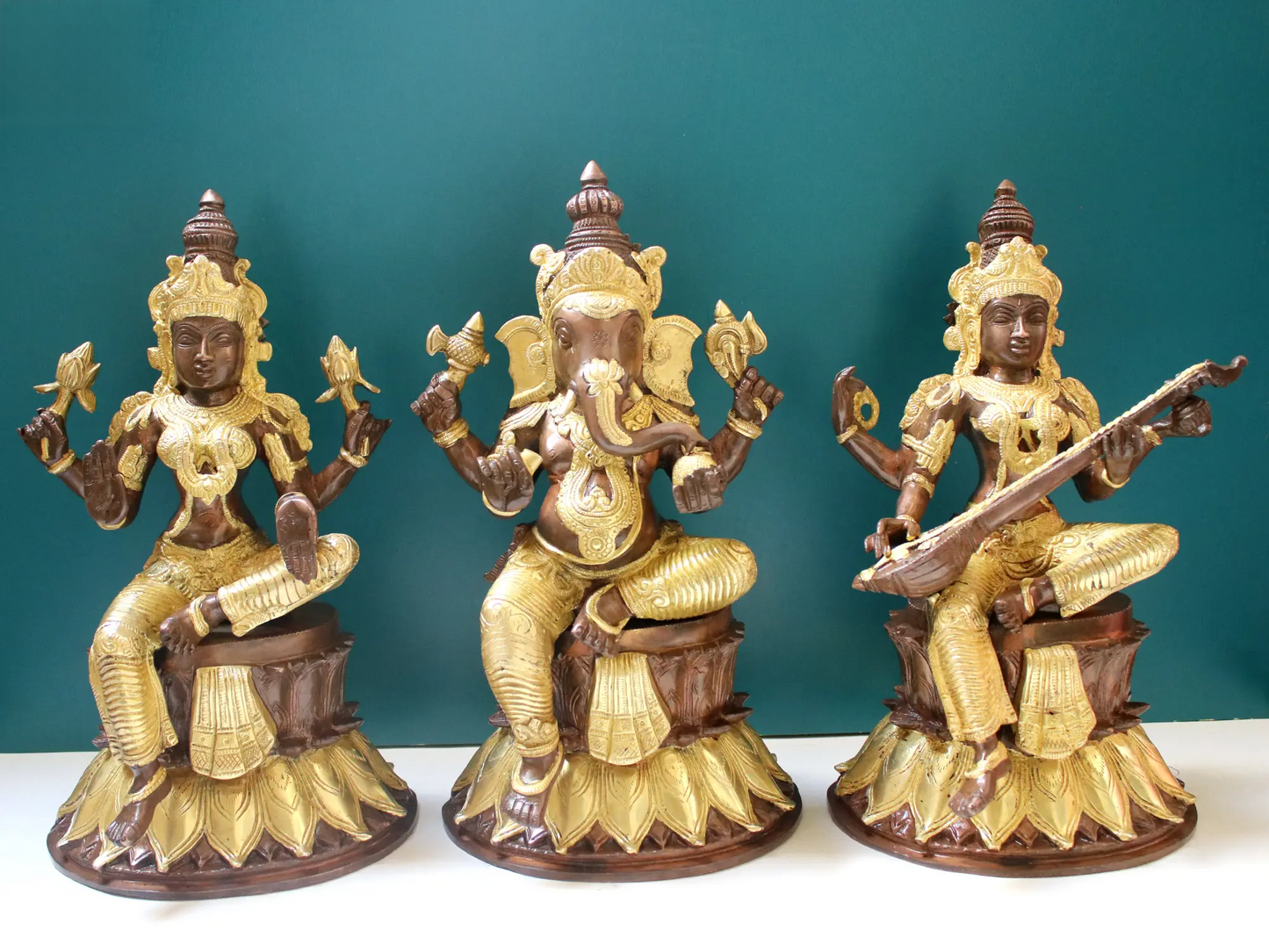 Brassaura® लक्ष्मी गणेश सरस्वती आइडल सेट | पीतल की मूर्ति | ऊंचाई 14.5 इंच और वजन 24.10 किलोग्राम