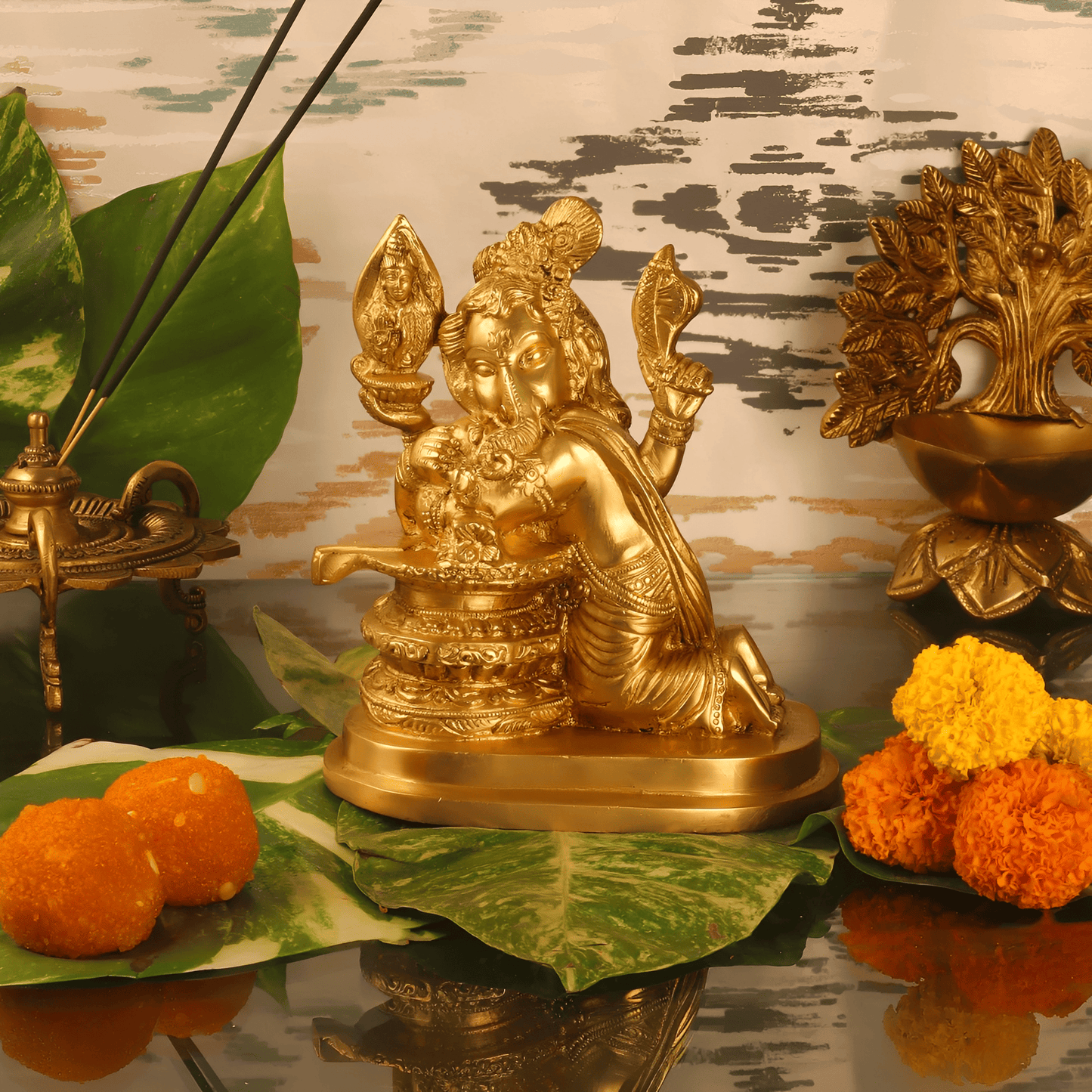 ब्रैसौरा® गणपति ब्रास स्टैच्यू शिव लिंगम को गले लगाते हुए | ऊंचाई 6.5 इंच