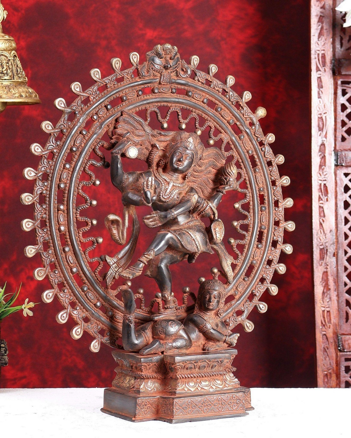 ब्रासोरा® वृंदावन वेणुगोपाल कृष्ण पीतल की प्रतिमा मोर के साथ | एंटीक नीला और सुनहरा रंग | ऊँचाई 20 इंच