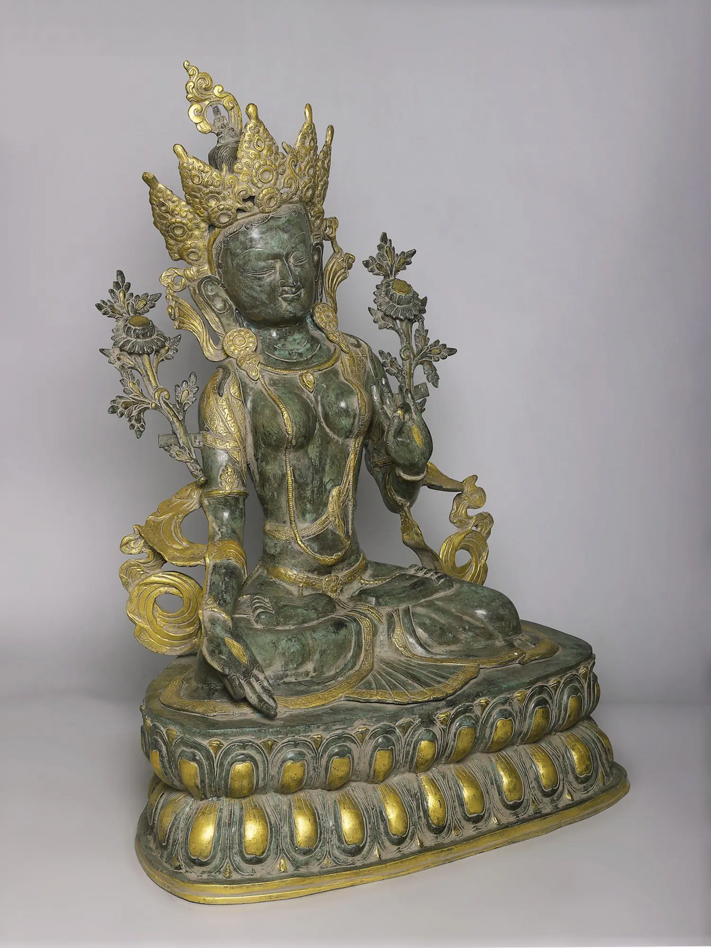 Brassaura® पीतल बैठी तारा देवी प्रतिमा | एंटीक डुअल टोन फिनिश | ऊंचाई 34 इंच और वजन 33.30 किलोग्राम