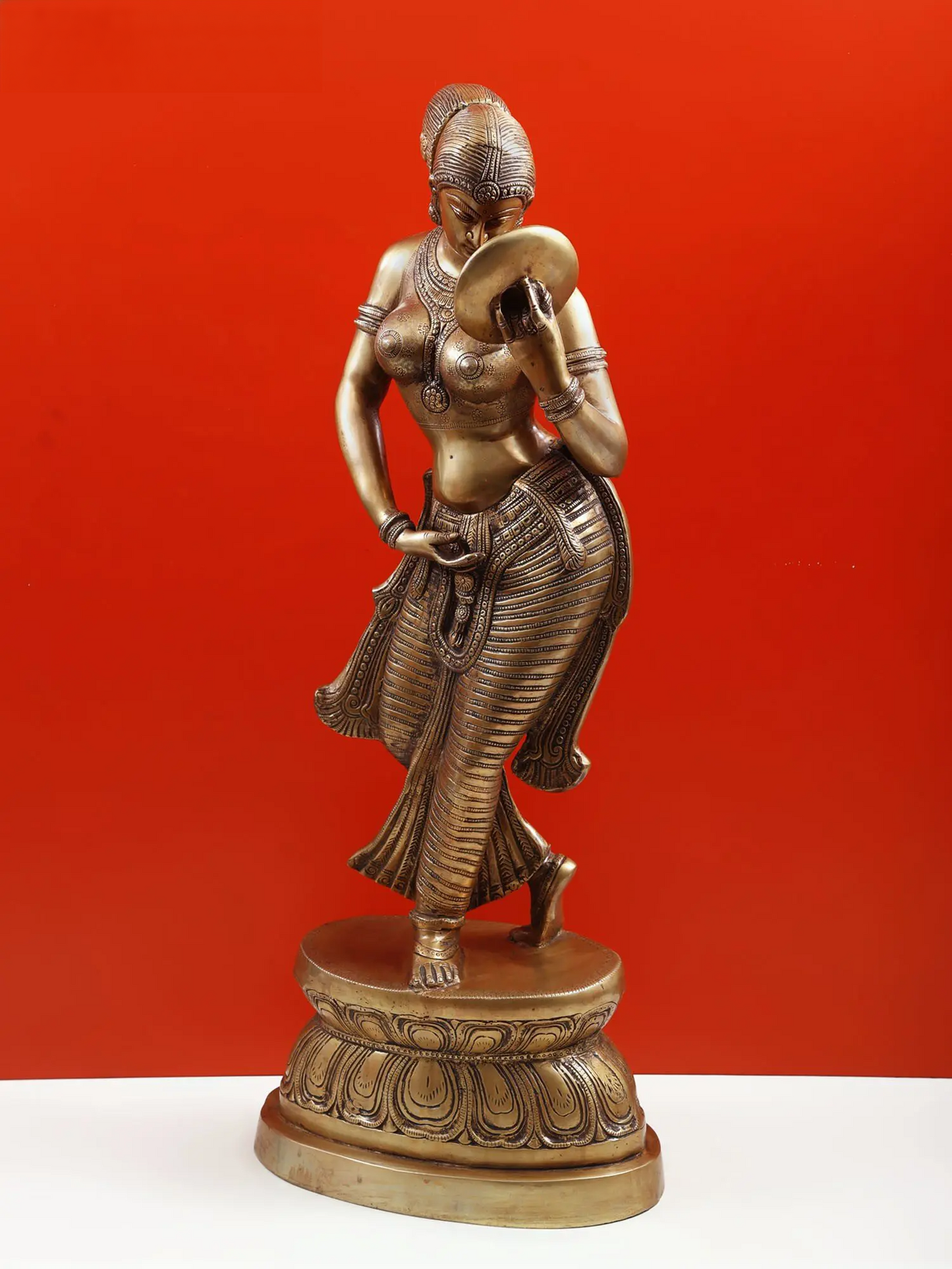 ब्रासोरा® ग्रेसफुल लेडी विथ मिरर इन नृत्य मुद्रा | शुद्ध पीतल | ऊंचाई 36 इंच और वजन 23.44 किलोग्राम