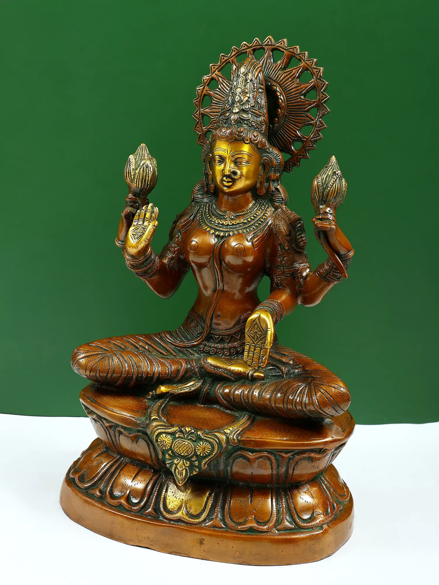 ब्रासुर® आसीन लक्ष्मी देवी प्रभावलि के साथ | पीतल की मूर्ति | ऊंचाई 19 इंच और वज़न 8 किलो