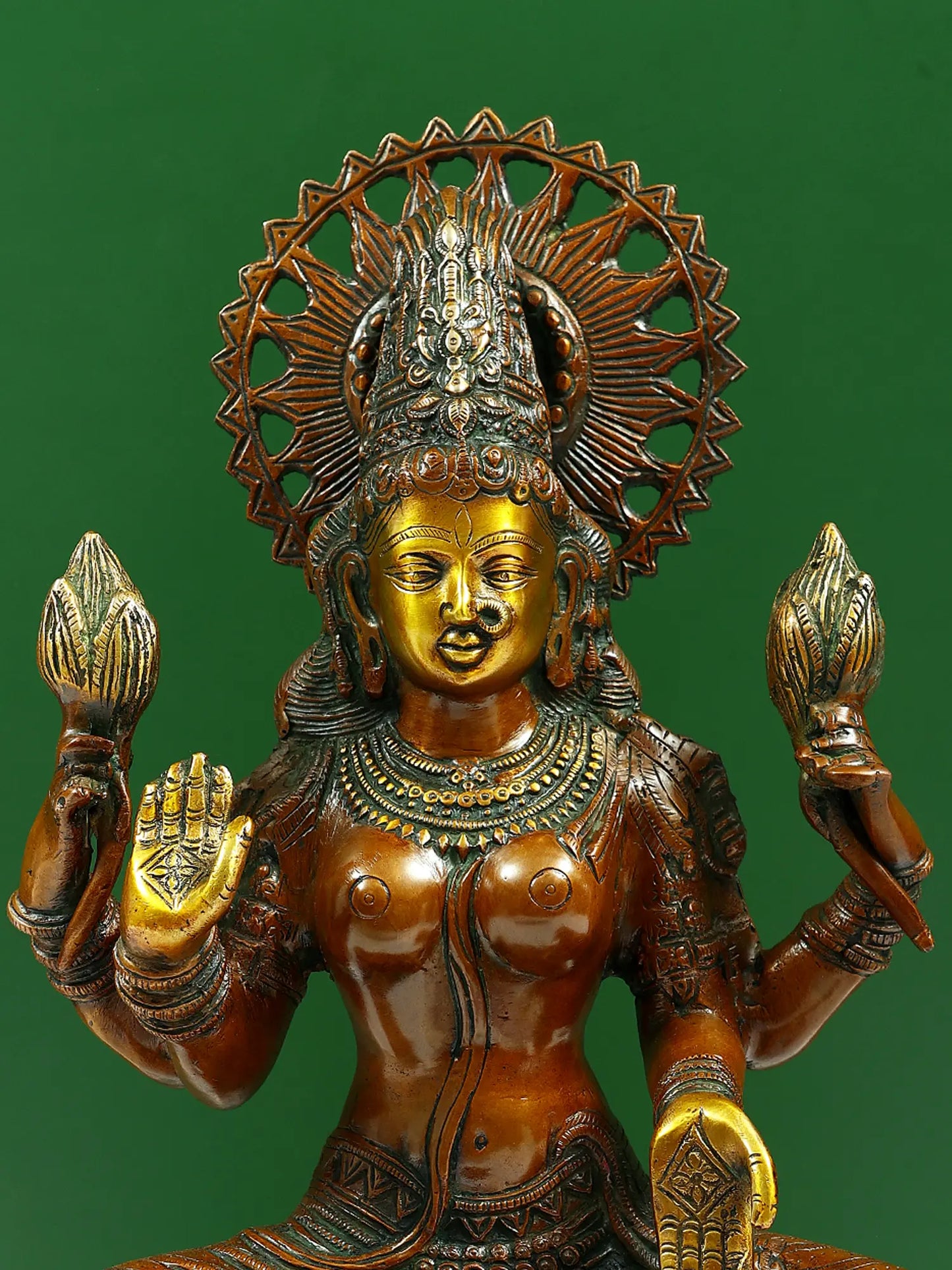 ब्रासुर® आसीन लक्ष्मी देवी प्रभावलि के साथ | पीतल की मूर्ति | ऊंचाई 19 इंच और वज़न 8 किलो