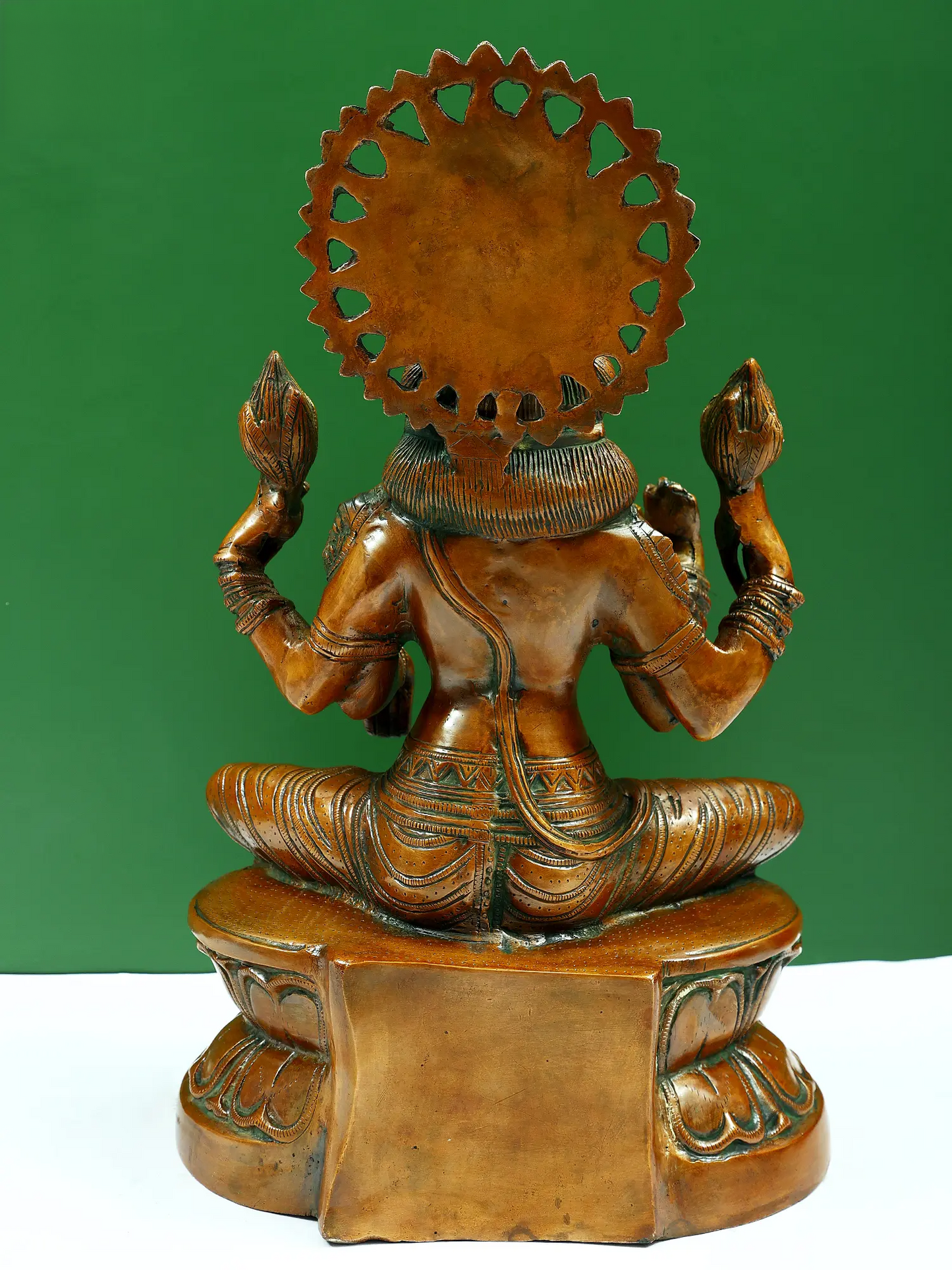 ब्रासुर® आसीन लक्ष्मी देवी प्रभावलि के साथ | पीतल की मूर्ति | ऊंचाई 19 इंच और वज़न 8 किलो