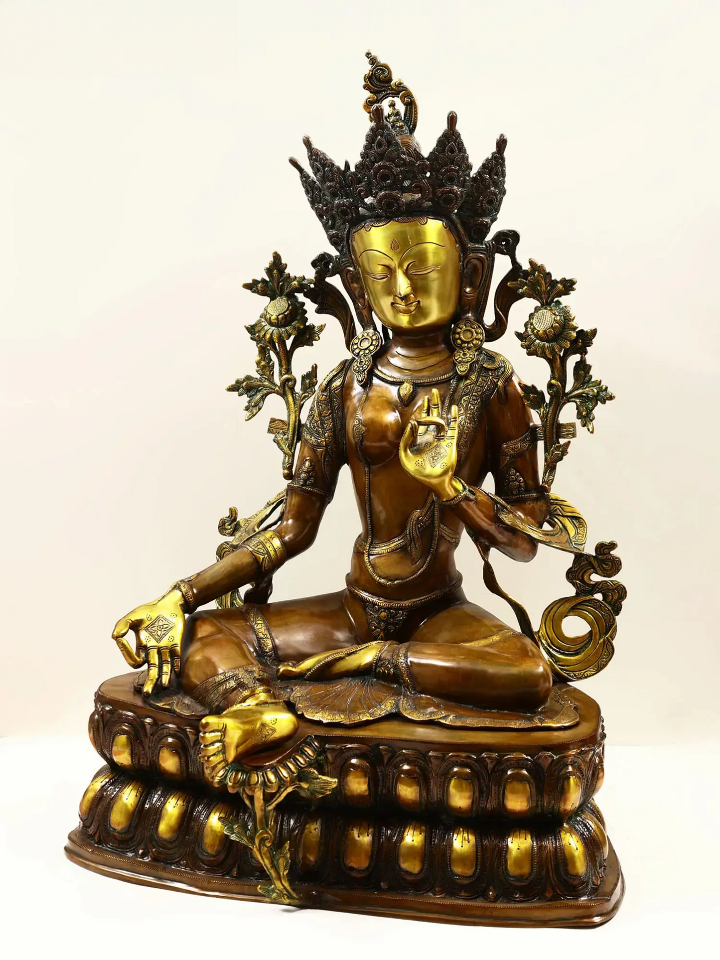 Brassaura® Tara Devi Sentada com Pedestal Ornamental | Latão Puro com Acabamento Antigo | Altura 86,5 cm e Peso 38,34 kg