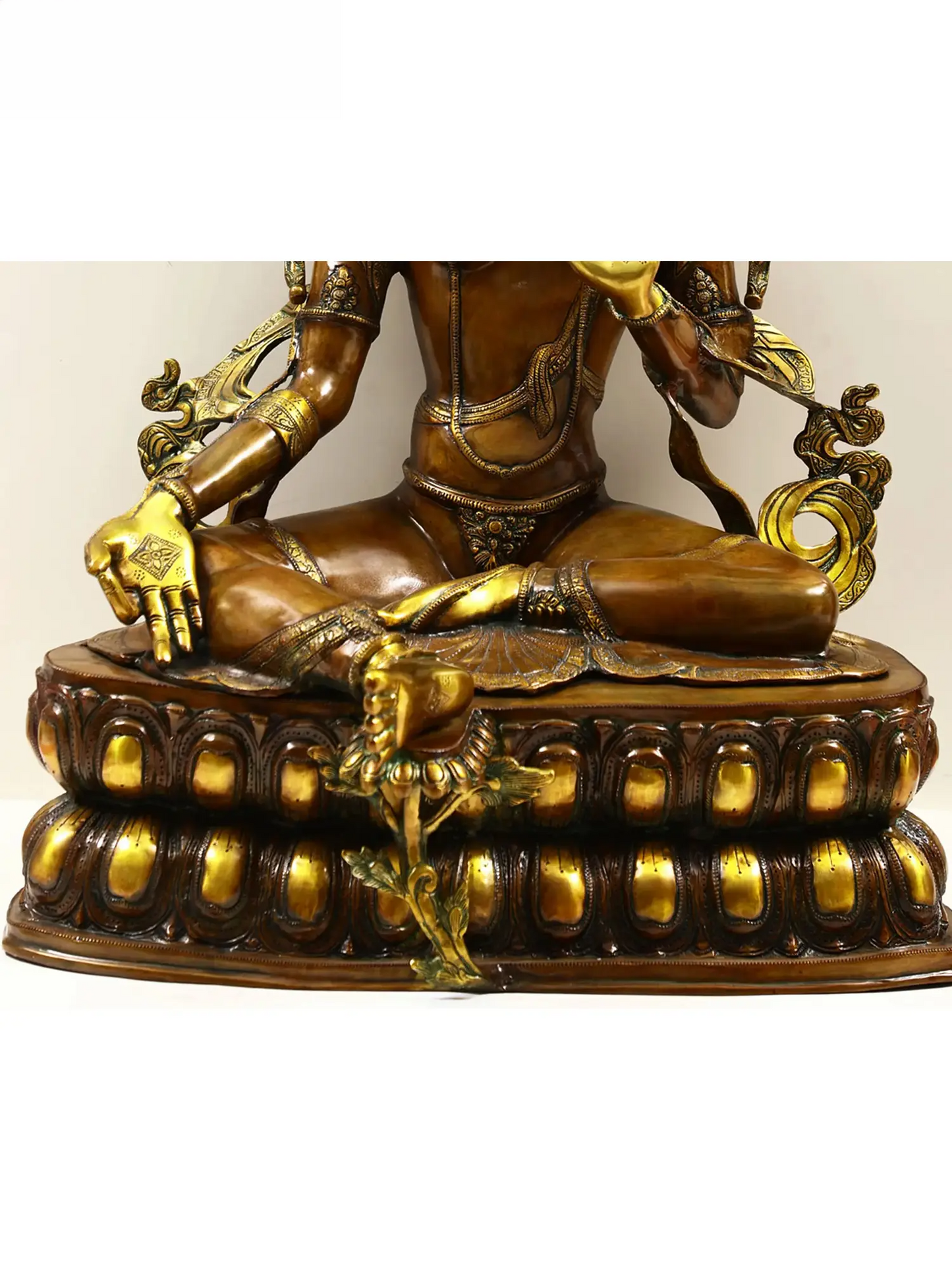 Brassaura® Tara Devi Sentada com Pedestal Ornamental | Latão Puro com Acabamento Antigo | Altura 86,5 cm e Peso 38,34 kg