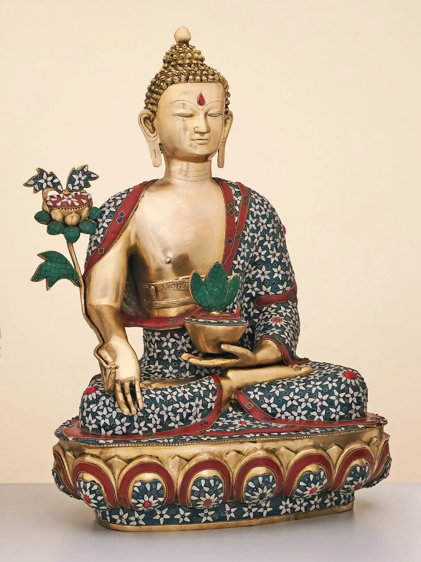 ब्रासौरा® बैठी हुई बुद्ध की मूर्ति जड़ाई के काम के साथ | जटिल पत्थर की जड़ाई वाला पीतल | ऊंचाई 34 इंच और वज़न 45.42 किलोग्राम