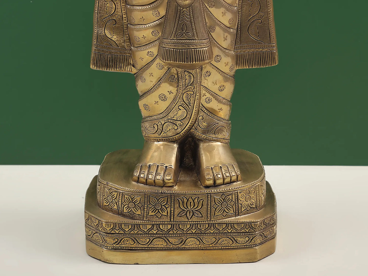 ब्रासौरा® शंख और चक्र के साथ खड़े भगवान विष्णु | शुद्ध पीतल | ऊंचाई 34 इंच और वजन 27.70 किलोग्राम